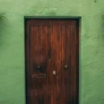 WOODEN DOOR PARED VERDE